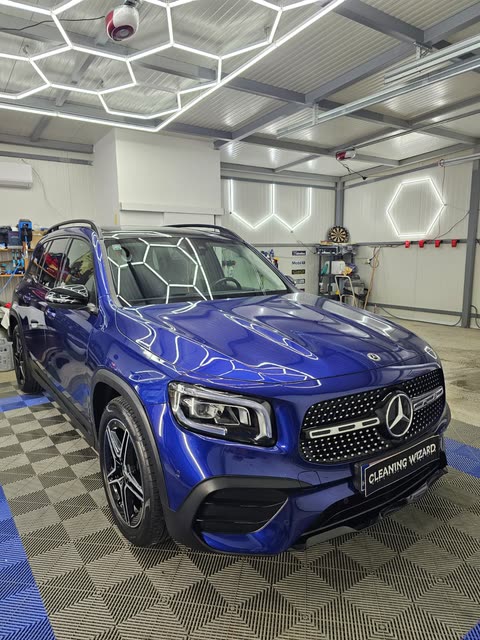 Plavi Mercedes SUV sprijeda, u haubi se zrcale šesterokutna stropna svjetla