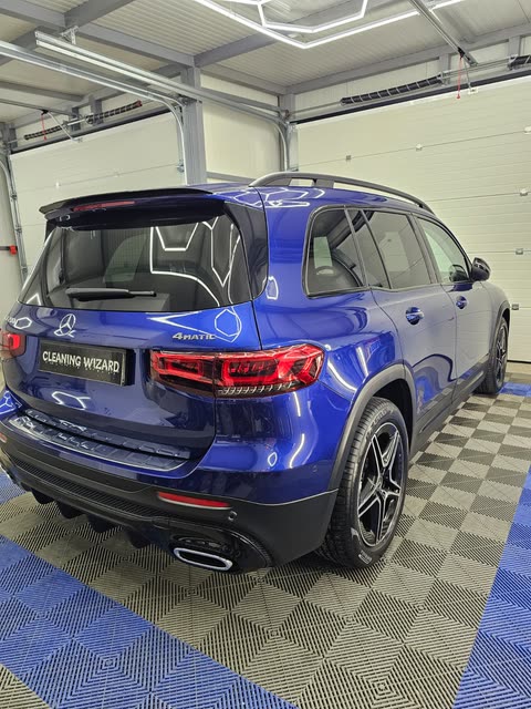 Plavi Mercedes SUV straga s pločicom Cleaning Wizard