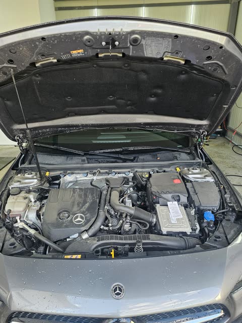 Prije: prašnjav motorni prostor sivog Mercedesa